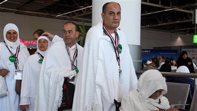 «بعيون مشتاقة وألسنة مكبرة».. حجاج بيت الله يغادرون مطار القاهرة (صور)