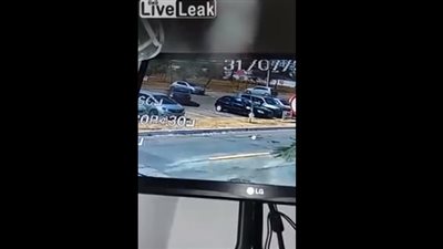 رد فعل امرأة لحظة هجوم 4 مراهقين عليها لسرقتها (فيديو)