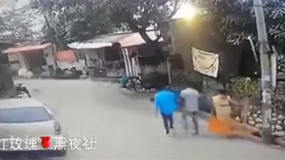 لحظة دهس امرأة بطريقة مروعة في الهند (فيديو)