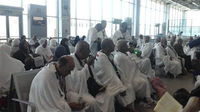 «مصر للطيران» ترتدي ثوب الإحرام.. أحمد عادل: خدمة 24 ساعة لراحة ضيوف الرحمن.. توفير أكفأ العناصر لخدمة الحجاج بالسعودية.. حملة توعية بالإرشادات.. و62 ألف حاج تنقلهم الشركة على متن 325 رحلة