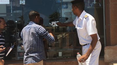 إغلاق 8 محال بينهم كافيهات ومخبز ومعرض أثاث بالغردقة (صور)