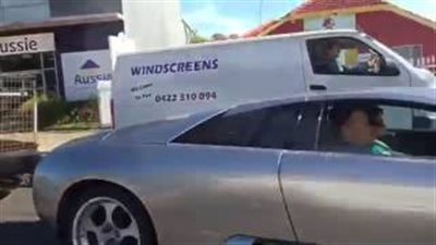 بالفيديو.. سيارة «لامبورجيني» تجر مقطورة صغيرة