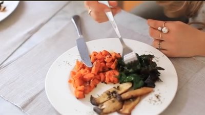 أسهل 5 طرق للتخلص من الجوع أثناء الريجيم (فيديو)