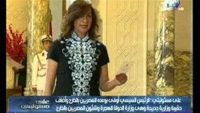 بالفيديو.. أحمد موسى يسخر من «فستان» وزيرة الهجرة في «حلف اليمين»