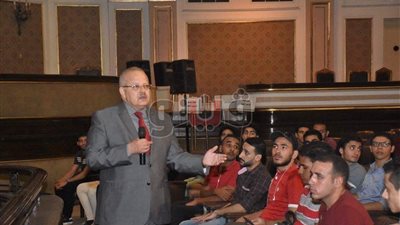 رئيس جامعة القاهرة: ٢٠٠ طالب يشجعون المنتخب باستاد برج العرب