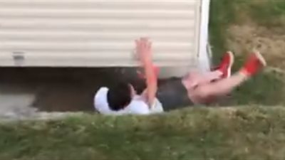 نهاية مروعة لرجل حاول استعراض مهاراته في التزحلق (فيديو)