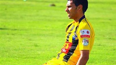 رزق يصافح دكة بدلاء الشمس قبل اللقاء الودي