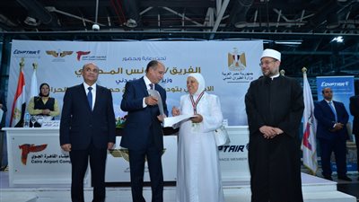 وزير الطيران يسلم تذكرتين مجانيتين لأكبر الحجاج سنًا
