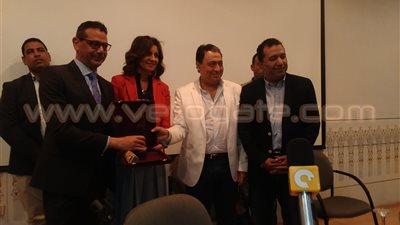 بالصور.. تفاصيل ثالث جولات وزير الصحة بالأقصر.. يتفقد مستشفى أرمنت بتكلفة 250 مليون جنيه.. ويعلن انتهاء الأعمال بـ5 مستشفيات في 2017.. ويشهد إجراء خبير لـ8 جراحات مجانًا.. ويقرر نقل وكيلة الوزارة