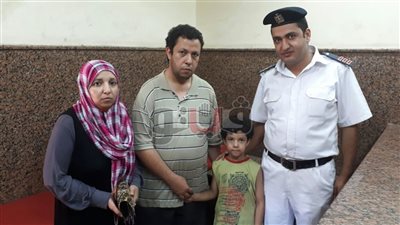 شرطة النقل تعيد طفلا تائها لأسرته بمحطة مترو حدائق المعادي