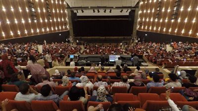 بالصور.. استقبال حافل لنجوم مسرح مصر بمكتبة الإسكندرية