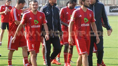 الأهلي يتقدم على الشمس 1/2 في الشوط الأول