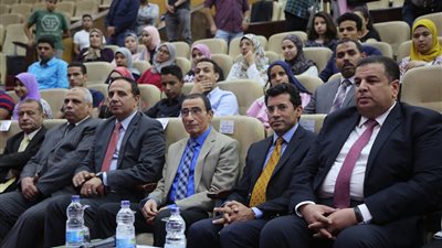 وزير الشباب يوجه رسالة هامة لأوائل الثانوية العامة (صور)