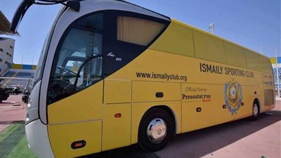 حافلة الإسماعيلي تصل ملعب السلام استعدادا لمواجهة الأهلي
