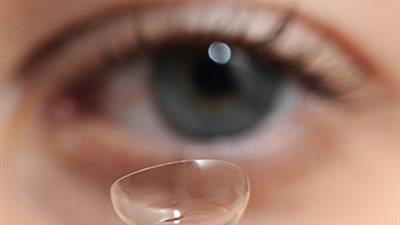 العدسات اللاصقة المضادة للأشعة فوق البنفسجية لا تغني عن نظارة الشمس