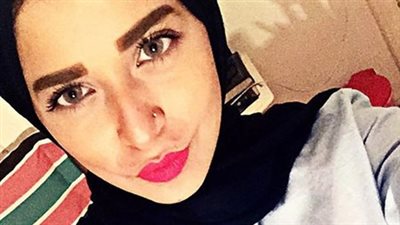 بالصور.. فتاة مصرية محجبة تشعل مواقع التواصل بسبب جمالها وأناقتها