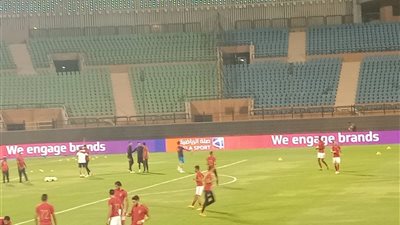 إحماء لاعبي الأهلي قبل مواجهة الإسماعيلي (صور)