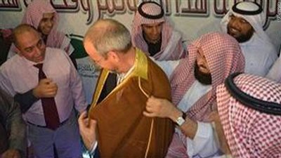 إمام الحرم المكي يلبس عباءته لمنتج الفيلم المسيء للرسول