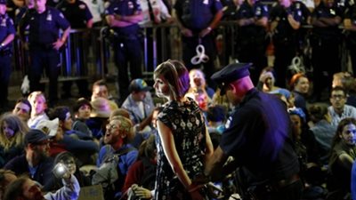 بالفيديو والصور.. شرطة نيويورك تعتقل العشرات في «مسيرة المناخ»