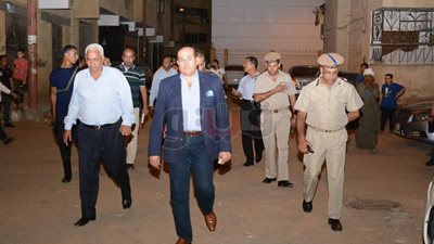 محافظ سوهاج يكلف بسرعة إنهاء إجراءات توصيل المرافق للمحال