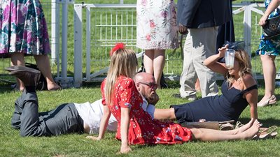 بريطانيات أنيقات يفترشن الأرض في نهاية سباق خيول شاق (صور)