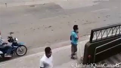 بالفيديو.. رد فعل لص تفاجأ بكاميرا مراقبة لحظة سرقته