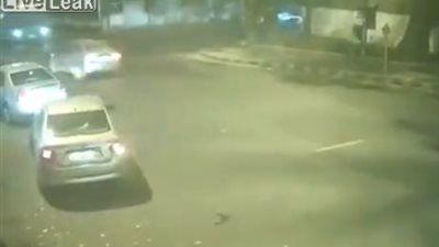 نهاية مروعة لرجل حاول عبور الطريق أمام سيارة مسرعة (فيديو)