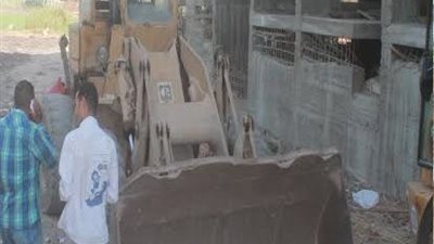 بالفيديو.. مصادرة معدات بناء أثناء تجريف أراضٍ زراعية بالفيوم