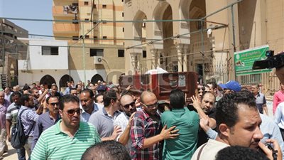 12 صورة ترصد جنازة والد باسم سمرة