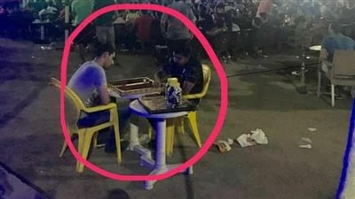 شاهد.. أغرب تصرف لشابين أثناء مباراة مصر وأوغندا