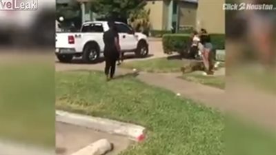 أم تدافع عن ابنتها في شجار عنيف بالسلاح (فيديو)