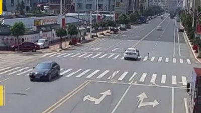 لقطات مروعة لدهس سيارة مسرعة طفلة صغيرة (فيديو)