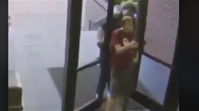 شاب يتعرض لموقف محرج بسبب باب (فيديو)