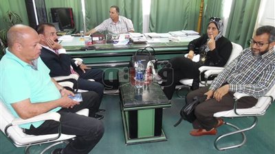 وكيل «تموين كفر الشيخ» ورئيس الحامول يزورا عمال «الدلتا للسكر»