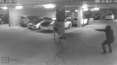 فتاة تدافع عن نفسها وتطلق على متحرش رصاصة كلاشنيكوف (فيديو)