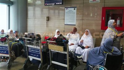 بالفيديو والصور.. 30 حاجا يفترشون أرضية مطار القاهرة بعد إلغاء رحلتهم