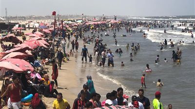 إقبال وتأمينات مكثفة على شواطئ جمصة بالدقهلية (صور)