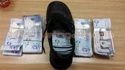 إحباط محاولة تهريب 200 ألف ريـال قطري داخل «حذاء» بمطار برج العرب
