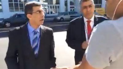 بالفيديو.. شباب الإخوان يطاردون ياسر رزق وعماد حسين في شوارع نيويورك
