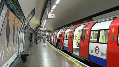 مترو فيينا يوزع مزيل العرق مجانًا على الركاب