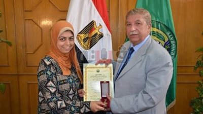 محافظ الإسماعيلية يكرم طبيبين لتميزهما في أداء مهامهما الوظيفية