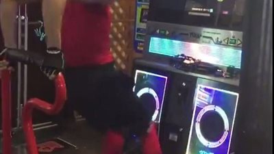 بالفيديو والصور.. رجل يثير دهشة المارة برقصه