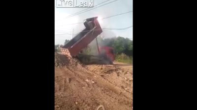 صندوق سيارة قلاب يعلق بخطوط الضغط العالي (فيديو)