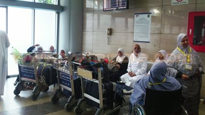 بالفيديو والصور..غياب التنسيق بالخطوط السعودية يلغي سفر 30 حاجا للأراضي المقدسة.. الحجاج: «طالعين من البلد بزفة هنرجع بخيبة».. «نايمين على البلاط زي المساجين».. و«الخطوط السعو