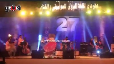 غالية بن على تندمج بالرقص مع المزيكا في مهرجان القلعة (فيديو)