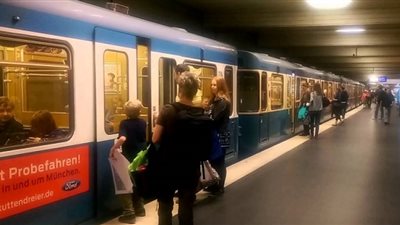 توزيع مزيل عرق على ركاب مترو «فيينا» يثير سخرية نشطاء التواصل الاجتماعي..«عبد الله»: عندنا بنوزع العرق بس.. محمد: «بنوزع عرق وبكرة مزيل».. وعفيفي يطالب وزير التموين بإضاف