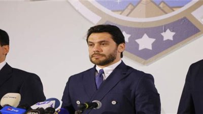 أحمد حسن يهنئ «أفشة» بعد اقتناصه الفوز لـ«بيراميدز» أمام إنبي