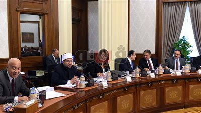 4 ملفات على مائدة اجتماع مجلس الوزراء.. شريف إسماعيل يكلف بإزالة التعديات على الأراضي خلال أيام العيد.. نبيلة مكرم تعرض ملامح إستراتيجية حوكمة الهجرة.. تقييم أداء شركات الأدوية المملوكة للدولة