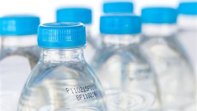 طريقة التأكد من سلامة زجاجة المياه البلاستيكية.. لا تنخدع بالرقم 5