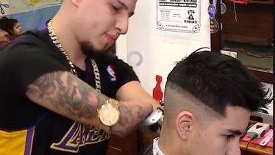 حلاق بلا يدين يتغلب على إعاقته (فيديو)